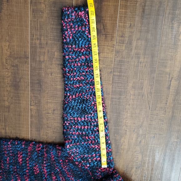 Mark sweater. - Picture 7 of 10